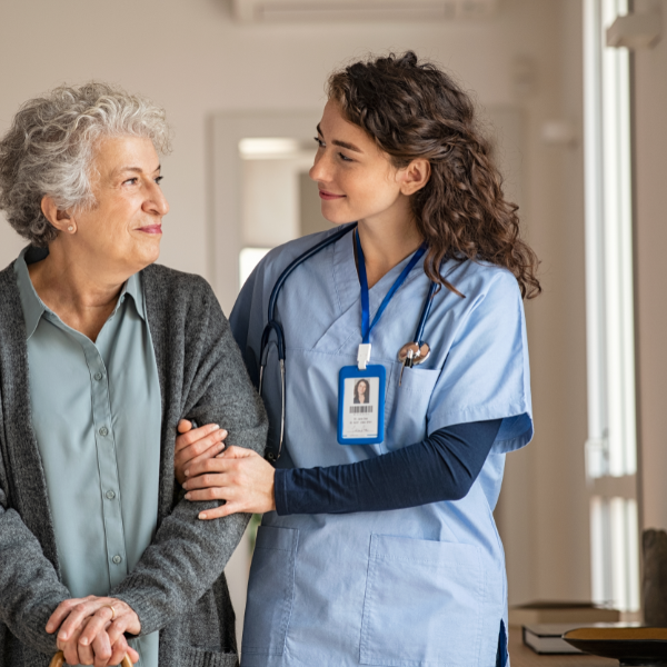 Frau wir beim gehen unterstützt-Pflege und Betreuung in Berlin - CuraVital - Pflegedienst und Betreuung in Ihrer Nähe CurVital-Ihr Pflegedienst und Seniorenbetreuung in Berlin- Frau wird beim gehen unterstützt